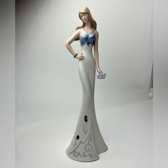 Cosmos Porcelain Elegant Doll - Picture 3 of 17